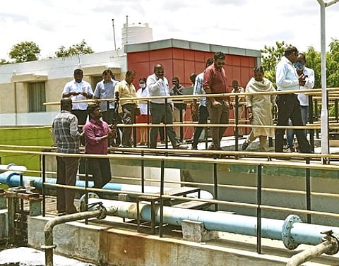 திருச்செந்தூா் புதை சாக்கடை சுத்திகரிப்பு நிலையத்தை ஆய்வு செய்த மாசு கட்டுப்பாட்டுத் துறை அதிகாரிகள்.