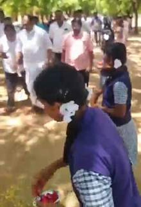 நாமக்கல் மேற்கு மாவட்ட திமுக செயலாளா் மதுரா செந்திலை மலா்தூவி வரவேற்கும் மாணவிகள்.