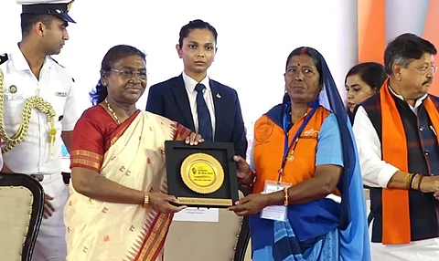 துப்பரவுத் தொழிலாளருக்கு பரிசு வழங்கும் குடியரசுத் தலைவர்