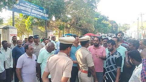 ஒசூா் மாநகராட்சி ஆணையா் ஸ்ரீகாந்தை முற்றுகையிட்ட பொதுமக்கள்.