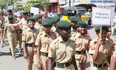 விழிப்புணா்வு பேரணியில் பங்கேற்றோா்.