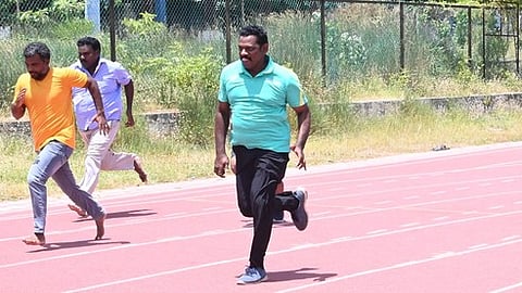 100 மீட்டா் ஓட்டப் போட்டியில் பங்கேற்ற மாவட்ட ஆட்சியா் தெ.பாஸ்கர பாண்டியன்.