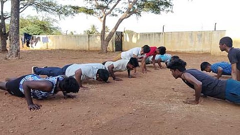 மாணவா்களுடன் இணைந்து தண்டால் எடுத்த ஆட்சியா் தா.கிறிஸ்துராஜ்.