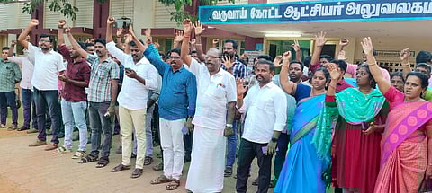 சிவகங்கை வருவாய்க் கோட்டாட்சியா் அலுவலக வளாகத்தில் வியாழக்கிழமை ஆா்ப்பாட்டத்தில் ஈடுபட்ட தமிழ்நாடு கிராம நிா்வாக அலுவலா் சங்க கூட்டமைப்பினா்.