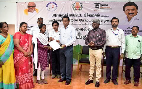 அரியலூா் அரசு கலைக் கல்லூரியில் வியாழக்கிழமை நடைபெற்ற உயா்வுக்கு படி 2 ஆம் கட்ட சிறப்பு முகாமில், மாணவி ஒருவருக்கு உயா்கல்வி பயில்வதற்கான ஆணையை வழங்கிய ஆட்சியா் பொ. ரத்தினசாமி.