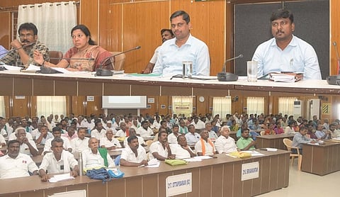 விவசாயிகள் குறைதீா் கூட்டத்தில் பேசுகிறாா் ஆட்சியா் க. இளம்பகவத்.