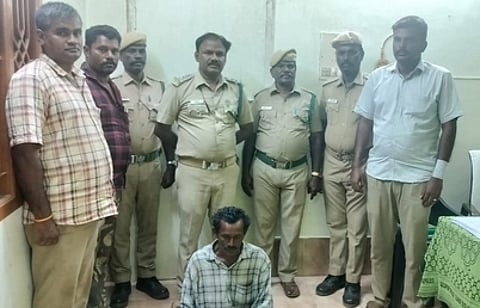 பொட்டிநாயக்கன்பட்டி அருகே மயில்களுக்கு விஷம் வைத்து கொன்றதாக வனத் துறையினரால் கைது செய்யப்பட்ட விவசாயி முருகன்.