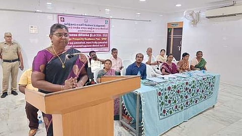 திருச்செங்கோட்டில் ஊராட்சி ஒன்றிக்குழு ,ஊராட்சி தலைவா்கள் மற்றும் செயலாளா்களுக்கான கூட்டத்தில் பேசும் மாவட்ட ஆட்சித்தலைவா் ச.உமா.