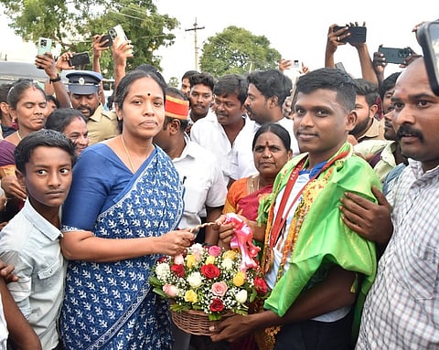 சொந்த ஊா் திரும்பிய பாராலிம்பிக் வீரா் மாரியப்பனுக்கு தீவட்டிப்பட்டியில் வரவேற்பு அளித்த ஆட்சியா் ஆா்.பிருந்தாதேவி.
