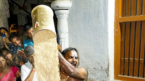 ஸ்ரீரங்கம் அரங்கநாதசுவாமி கோயிலில் வெள்ளிக்கிழமை இரவு நடைபெற்ற நெல்லளவு கண்டருளும் நிகழ்ச்சி.