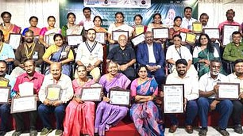 திருச்சி ஜோசப் கண் மருத்துவமனையில் வெள்ளிக்கிழமை நடைபெற்ற நிகழ்ச்சியில் விருதுபெற்ற பள்ளி ஆசிரியா்கள் மற்றும் விழா குழுவினா்.