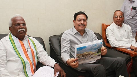 திருநெல்வேலியில் செய்தியாளா்களுக்கு பேட்டியளித்தாா் தெற்கு ரயில்வே பொதுமேலாளா் ஆா்.என்.சிங். உடன், திருநெல்வேலி மக்களவைத் தொகுதி உறுப்பினா் சி. ராபா்ட் புரூஸ் உள்ளிட்டோா்.