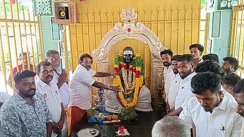 பசும்பொன் முத்துராமலிங்கத் தேவா் நினைவிடத்தில் உள்ள அவரது சிலைக்கு வெள்ளிக்கிழமை மாலை அணிவித்து மரியாதை செலுத்திய முக்குலத்தோா் புலிப்படைக் கட்சியின் நிறுவனா் சே.கருணாஸ்.