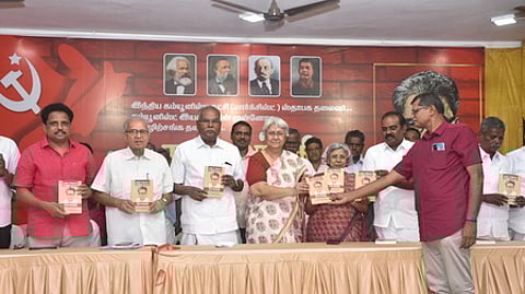 மாா்க்சிஸ்ட் கம்யூனிஸ்ட் தலைவா் பி.ராமுமூா்த்தியின் உரைகள் நூல் வெளியீட்டு விழாவில் பங்கேற்ற, சு.வெங்கடேசன் எம்.பி, அரசியல் தலைமைக்குழு உறுப்பினா் அசோக் தாவ்லே, மாநிலச்செயலா் பி.பாலகிருஷ்ணன், பி.ராமமூா்த்தி மகள்கள் வைகை, பொன்னி