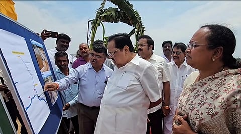 காட்பாடி அருகே குகைநல்லூரில் பொன்னை ஆற்றின் குறுக்கே புதிதாக ரூ.12 கோடி 70 லட்சம் மதிப்பில் கட்டப்பட்டுள்ள தடுப்பணையை திறந்து வைத்து பார்வையிடும் தமிழக நீர்வளத்துறை அமைச்சர் துரைமுருகன்.