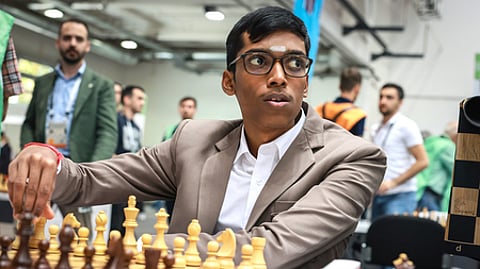 தங்கத்தை நெருங்கும் ஆடவா் அணி: மகளிருக்கு முதல் தோல்வி