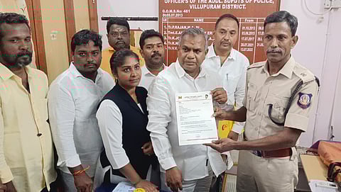 விழுப்புரம் மாவட்ட எஸ்.பி. அலுவலகத்தில் புஸ்ஸி ஆனந்த்.