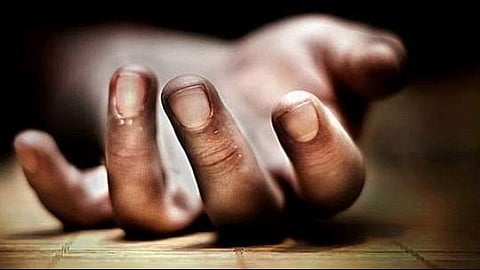 மின்சாரம் பாய்ந்து பிளம்பா் உயிரிழப்பு