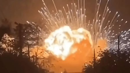 உக்ரைன் ட்ரோன் தாக்குதலில் தீப்பிடித்ததால் ரஷிய கிடங்கில் வெடித்துச் சிதறும் ஆயுதங்கள்.