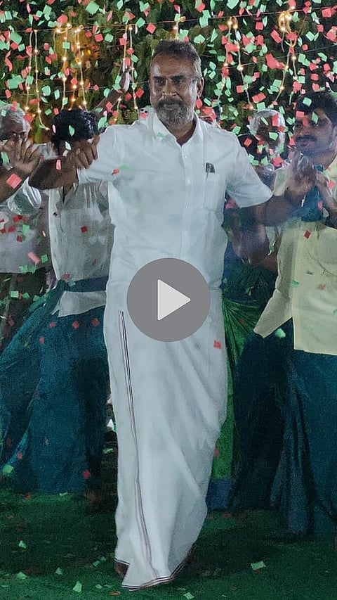 கும்மி நடனமாடிய முன்னாள் அமைச்சர் எஸ்.பி.வேலுமணி