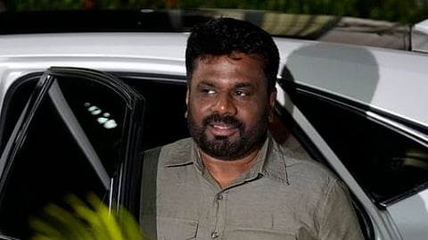 இலங்கை அதிபா் தோ்தலில் வெற்றி பெற்றதைத் தொடா்ந்து, கொழும்பில் உள்ள தோ்தல் ஆணைய அலுவலகத்துக்கு ஞாயிற்றுக்கிழமை வந்த அநுர குமார திசாநாயக.