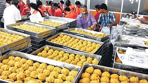 லட்டு விநியோகம்