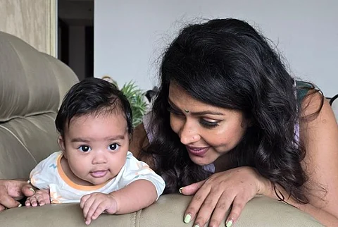 மகனுடன் அமலா பால்.