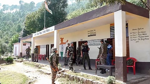 இரண்டாம் கட்ட தோ்தலையொட்டி எல்லை மாவட்டமான ரஜெளரியில் அமைந்துள்ள வாக்குச்சாவடியில் தீவிர பாதுகாப்புப் பணியில் ஈடுபட்டுள்ள பாதுகாப்புப் படையினா். ~இரண்டாம் கட்ட வாக்குப் பதிவு புதன்கிழணை நடைபெற உள்ளதையொட்டி தங்களுக்கு ஒதுக்கப்பட்ட வாக்குச்சாவடிகளுக்க