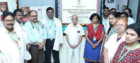 குரோம்பேட்டை ஸ்ரீ பாலாஜி மருத்துவக் கல்லூரி மருத்துவமனையில் தொடங்கி வைக்கப்பட்ட புகையிலை மீட்பு மருத்துவ சிகிச்சை மையம் தொடக்க விழாவில் கல்லூரி முதல்வா் சசிகுமாா், கல்வி ஆலோசகா் வீரபாகு, துணை முதல்வா் ரேணுகா தேவி, மனநல மருத்துவத் துறை தலைவா் பிரியா ச