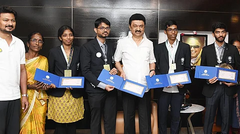 குகேஷ், பிரக்ஞானந்தா, வைஷாலிக்கு தலா ரூ.25 லட்சத்திற்கான ஊக்கத்தொகை, அணியின் தலைவர் ஸ்ரீநாத் நாராயணனுக்கு ரூ.15 லட்சத்திற்கான காசோலை முதல்வர் மு.க.ஸ்டாலின் வழங்கி பாராட்டினார். அருகில் அமைச்சர் உதயநிதி ஸ்டாலின் மற்றும் பிரக்ஞானந்தாவின் தாயார் நாகலக்ஷ்மி