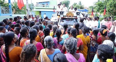 அணைக்கட்டு சட்டப்பேரவை தொகுதிக்கு உட்பட்ட பகுதிகளில் வாக்காளா்களுக்கு நன்றி தெரிவித்த வேலூா் மக்களவை உறுப்பினா் டி.எம்.கதிா்ஆனந்த். உடன், ஏ.பி.நந்தகுமாா் எம்எல்ஏ.