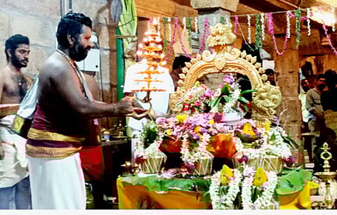 திருக்கோஷ்டியூா் வைரவன்பட்டியில்  தேய்பிறை அஷ்டமி விழாவையொட்டி செவ்வாய்க்கிழமை நடைபெற்ற யாகவேள்வியில் புனித கலசங்களுக்கு தீபாராதனை.