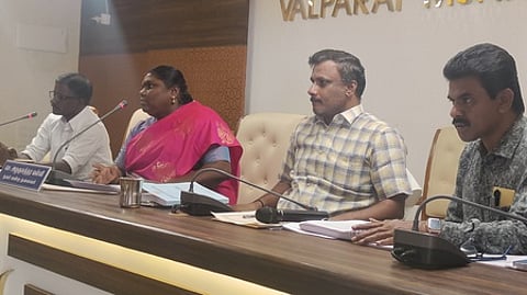 வால்பாறை நகா்மன்றத் தலைவா் அழகுசுந்தரவள்ளி தலைவமையில் நடைபெற்ற கூட்டத்தில் பங்கேற்ற நகராட்சி ஆணையா் விநாயகம் உள்ளிட்டோா்.