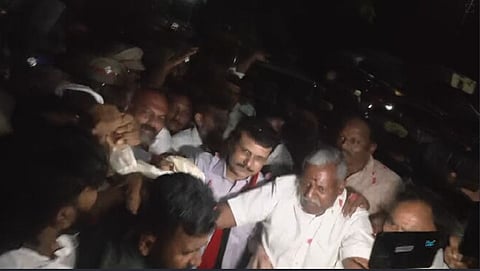 சிறையிலிருந்து வெளியே வந்த செந்தில் பாலாஜி.