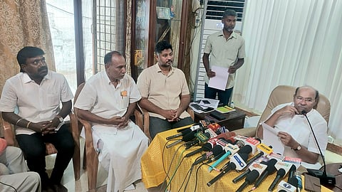 திண்டிவனத்தை அடுத்த தைலாபுரம் தோட்டத்தில் வியாழக்கிழமை செய்தியாளர்களுக்கு பேட்டி யளித்த பாமக நிறுவனர் மருத்துவர் ச.ராமதாஸ்.