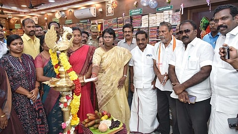 கோ ஆப் டெக்ஸ் தீபாவளி சிறப்பு விற்பனையைத் தொடக்கி வைத்த மாவட்ட ஆட்சியா் ரா.அழகுமீனா. உடன் நாகா்கோவில் மேயா் ரெ.மகேஷ் உள்ளிட்டோா்.