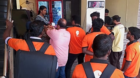 டெலிவரி நிறுவன ஆள்கள்