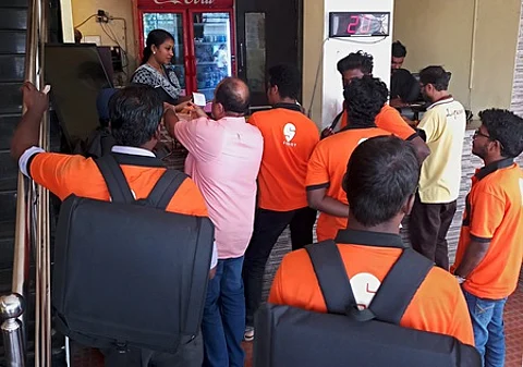 டெலிவரி நிறுவன ஆள்கள்