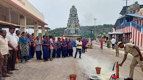 திருத்தணி முருகன் மலைக் கோயிலில் தீ தடுப்பு ஒத்திகை பயிற்சியை செய்து காட்டிய திருத்தணி தீயணைப்பு வீரா்கள்.