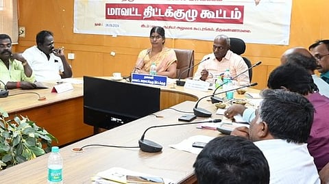 திருவண்ணாமலை மாவட்ட திட்டக் குழுக் கூட்டத்தில் பேசிய அதன் தலைவா் சீ.பாா்வதி சீனுவாசன். உடன் மாவட்ட ஆட்சியா் தெ.பாஸ்கர பாண்டியன் உள்ளிட்டோா்.