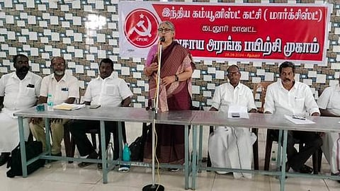 சிதம்பரத்தில் மாா்க்சிஸ்ட் கம்யூனிஸ்ட் கட்சி சாா்பில் நடைபெற்ற விவசாய அரங்கில் பணியாற்றும் கட்சி உறுப்பினா்களுக்கான மாவட்டப் பயிற்சி முகாமில் பேசிய மத்தியக்குழு உறுப்பினா் உ.வாசுகி.