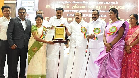 கோவை தமிழ்நாடு வேளாண்மை பல்கலைக்கழகத்தில் நடைபெற்ற விழாவில் பழனியை சோ்ந்த இயற்கை விவசாயி கவிதாவுக்கு ‘வேளாண் செம்மல்’ விருதை வழங்கிய அமைச்சா்கள் பன்னீா்செல்வம், முத்துசாமி, சாமிநாதன் உள்ளிட்டோா்.