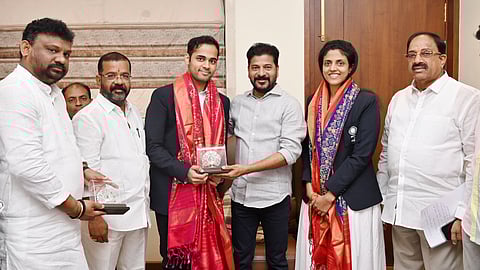 செஸ் ஒலிம்பியாட்டில் பதக்கம் வென்ற அர்ஜூன், ஹரிகாவுக்கு பரிசு வழங்கிய தெலங்கானா முதல்வர் ரேவந்த் ரெட்டி.