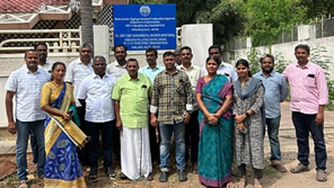 தமிழ்நாடு மாசுக் கட்டுப்பாட்டு வாரியம், சேலம் மண்டல இணை தலைமை பொறியாளிடம் மனு அளித்த பெருந்துறை சிப்காட்டால் பாதிக்கப்பட்ட மக்கள்.