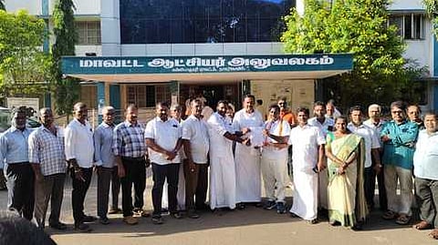 ஆட்சியரிடம் மனு அளித்த எஸ். ராஜேஷ்குமாா் எம்எல்ஏ மற்றும் காங்கிரஸ் கட்சியினா்.