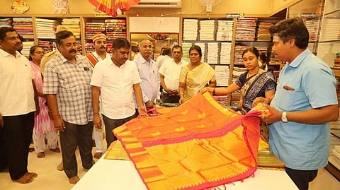 திருப்பூரில்  கோ-ஆப்டெக்ஸ்  விற்பனையகத்தில்  தீபாவளி  சிறப்பு  தள்ளுபடி  விற்பனையை   வெள்ளிக்கிழமை  தொடங்கிவைத்துப்  பாா்வையிடுகிறாா்   ஆட்சியா்  தா.கிறிஸ்துராஜ்.