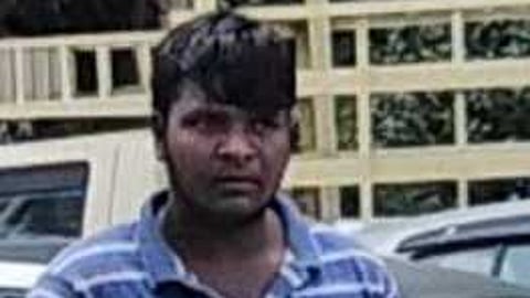 கொடைக்கானலில் மசாஜ் மைய ஊழியரிடம் பணம் பறித்ததாக கைது செய்யப்பட்டவா்.