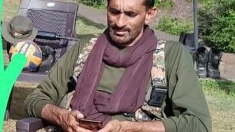 ஜம்மு-காஷ்மீர்: மரணத்தின்போதும் பயங்கரவாதியை சுட்டு வீழ்த்திய காவலர்!