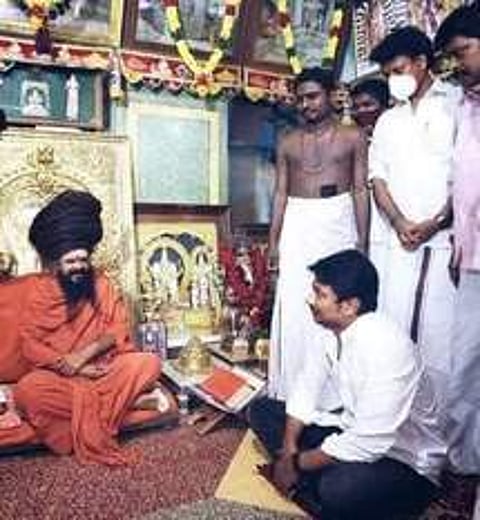 தருமபுரம் ஆதீனம் 27-ஆவது குருமகா சந்நிதானம் ஸ்ரீலஸ்ரீ மாசிலாமணி தேசிக ஞானசம்பந்த பரமாசாரிய சுவாமிகளை சந்தித்து வாழ்த்து பெற்ற உதயநிதி ஸ்டாலின் (கோப்புப் படம்).