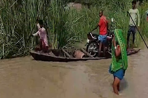 நேபாளத்தில் வெள்ளம் மற்றும் நிலச்சரிவில் சிக்கி பலியானாரின் எண்ணிக்கை 131-ஆக அதிகரித்துள்ளது.